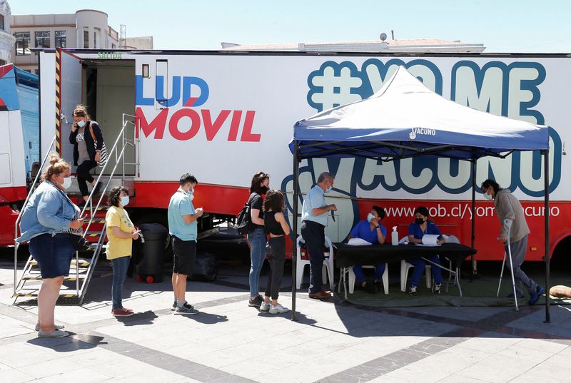 2022-01-06T190117Z_1_LYNXMPEI050SE_RTROPTP_3_HEALTH-CORONAVIRUS-CHILE